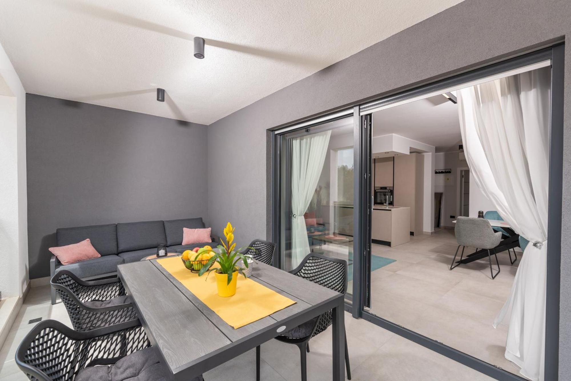Alex Luxury Apartments โรวีน ภายนอก รูปภาพ