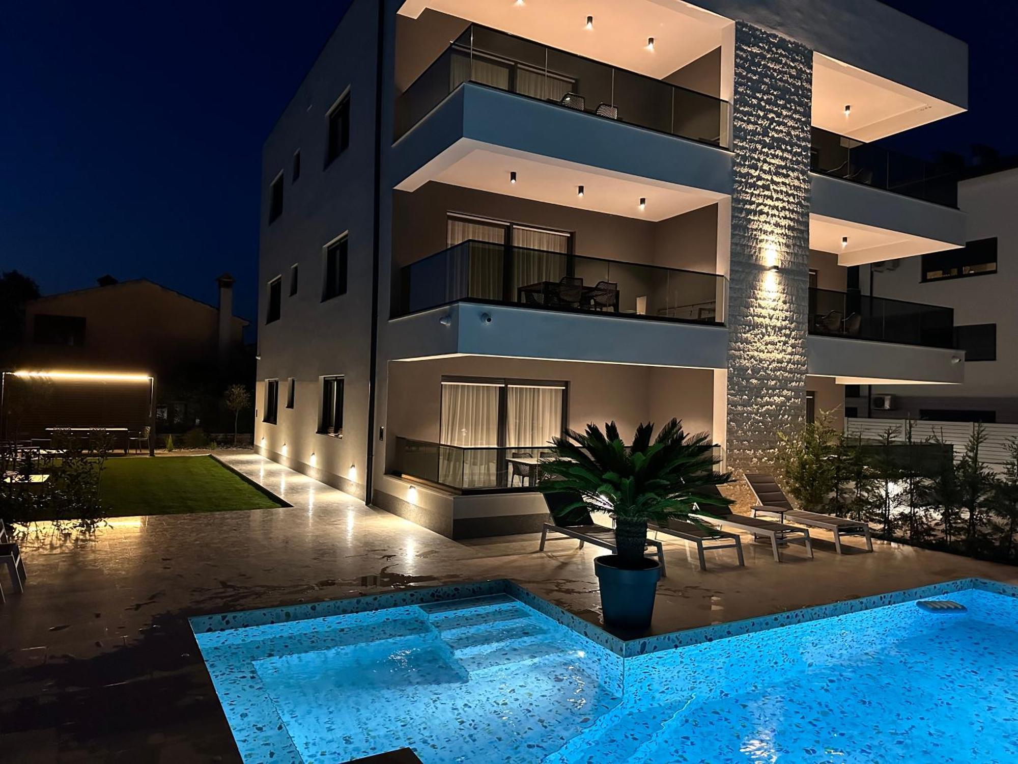 Alex Luxury Apartments โรวีน ภายนอก รูปภาพ