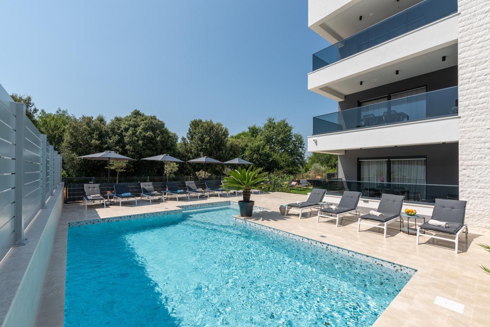 Alex Luxury Apartments โรวีน ภายนอก รูปภาพ