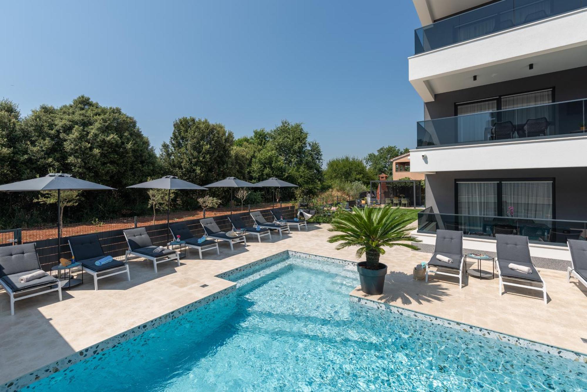 Alex Luxury Apartments โรวีน ภายนอก รูปภาพ